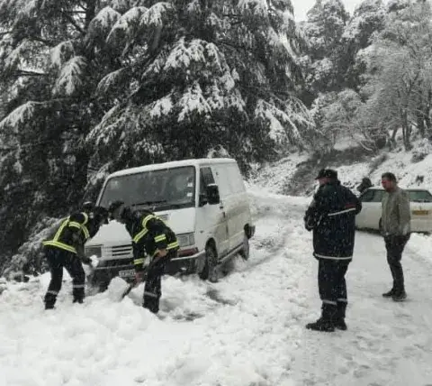 الحماية المدنية: إنقاذ 25 شخصا حاصرتهم الثلوج ببوغني بولاية تيزي وزو