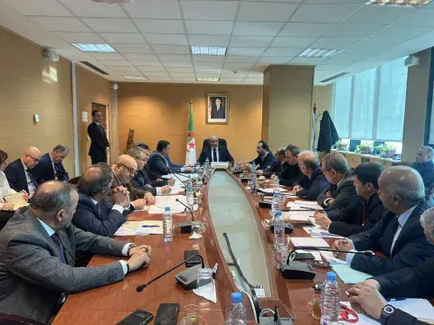 تجارة:زيتوني يترأس اجتماعا تنسيقيا مع منتجي المواد الغذائية واسعة الاستهلاك 