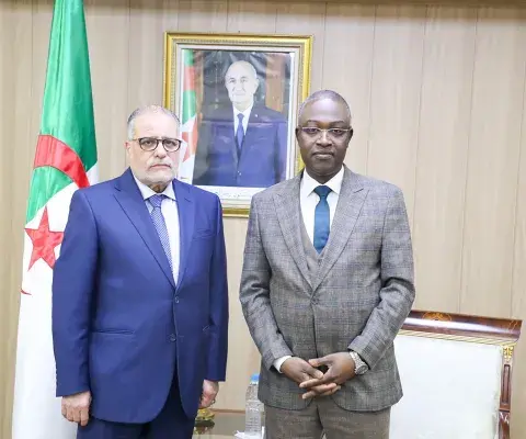 وزير الشباب يستقبل المدير العام لمسجد باريس الكبير 