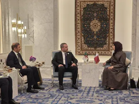 وزير التربية الوطنية يلتقي بالدوحة نظيرته القطرية