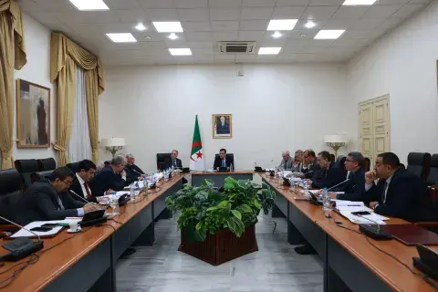 مجلس الأمة: فوج العمل المكلف بالنظر في مشروعي قانوني الأحزاب السياسية والجمعيات يواصل اجتماعاته