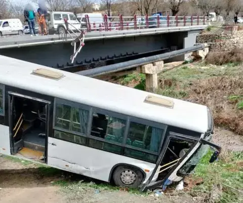 سطيف : إصابة 17 شخصا إثر إنحراف حافلة للنقل الجامعي