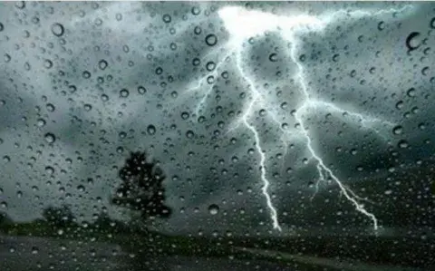 أمطار غزيرة متوقعة عبر عدة ولايات بوسط وشرق البلاد بداية من مساء اليوم الجمعة